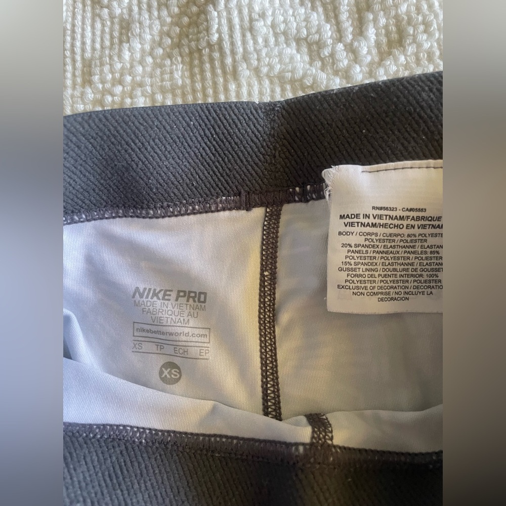 Nike Kids Geometric Black and White Leggings - Picture 2 of 6